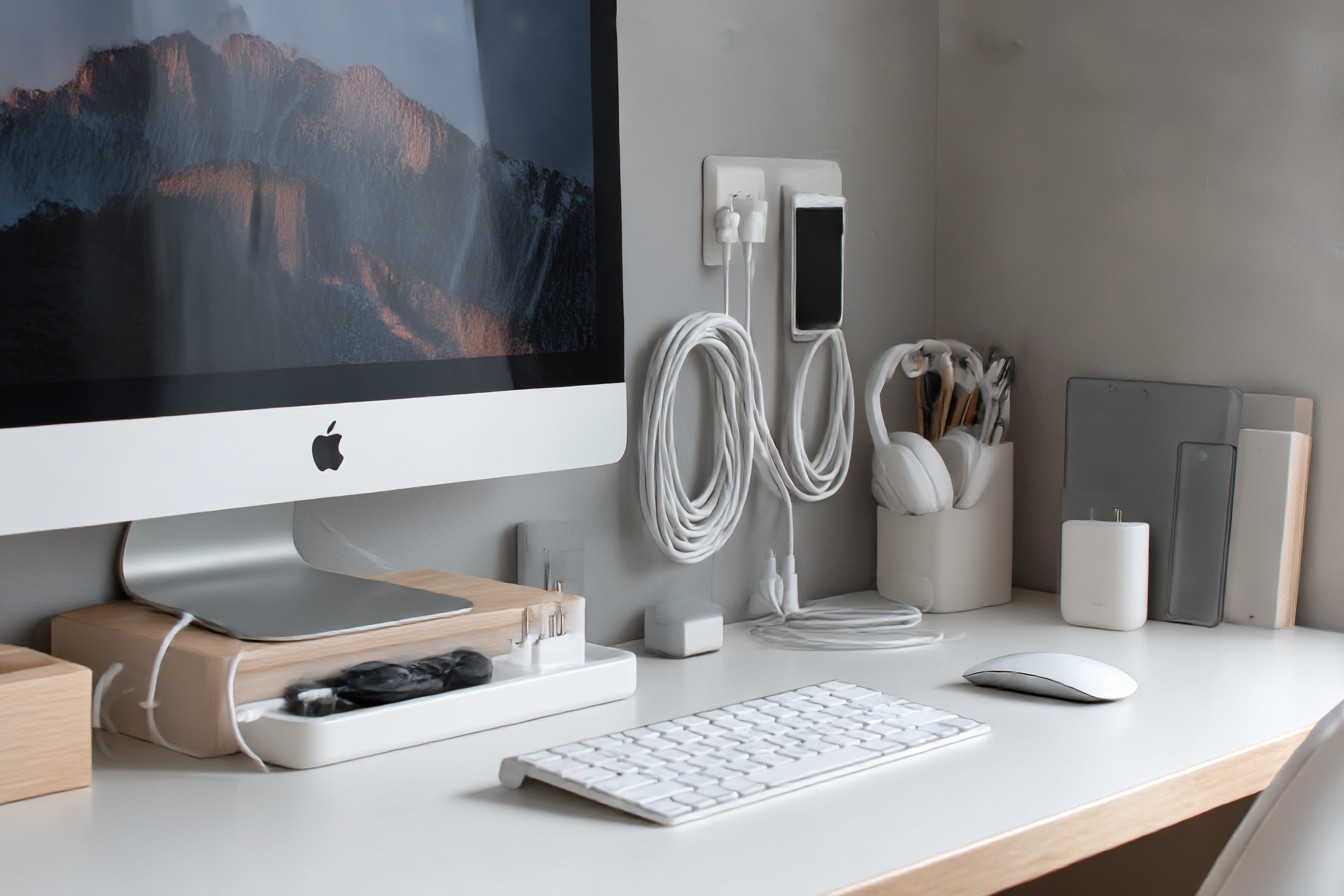 im1979_Minimalist_Home_Office_Cable_ManagementPractical_solut_19748902-57c7-4b7b-be9b-980ddb56c5d9_1